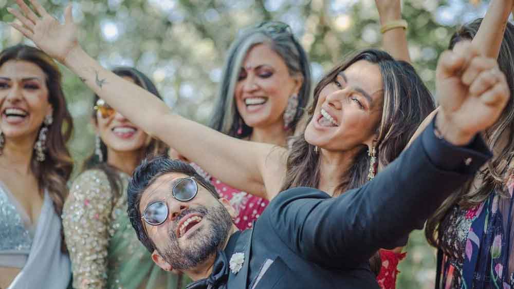 আনুষ্ঠানিক বিয়ের পরে ঘটা করে আইনি বিয়েও করেছেন গায়িকা এবং অভিনেতা-পরিচালক। সইসাবুদ সারার দিন পাপারাৎজিদের ক্যামেরার সামনে আসেন স্বেচ্ছায়। মিষ্টি খাওয়ান তাঁদের।