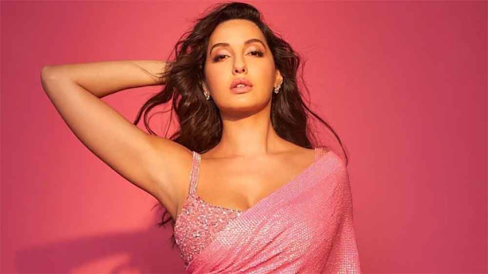 একে তো ২০০ কোটি টাকা প্রতারণার মামলায় অভিযুক্ত সুকেশ। তা নিয়ে কম ঝামেলা পোহাতে হয়নি ‘আইটেম গার্ল’ নোরাকে। ইডি-র দাবি, জ্যাকলিন ফার্নান্ডেজের পাশাপাশি নোরাকেও বিএমডব্লিউ-সহ দামি উপহার দিয়েছেন সুকেশ। ইডি-র নজরের উপর এই ট্রোল হওয়ার জ্বালা!