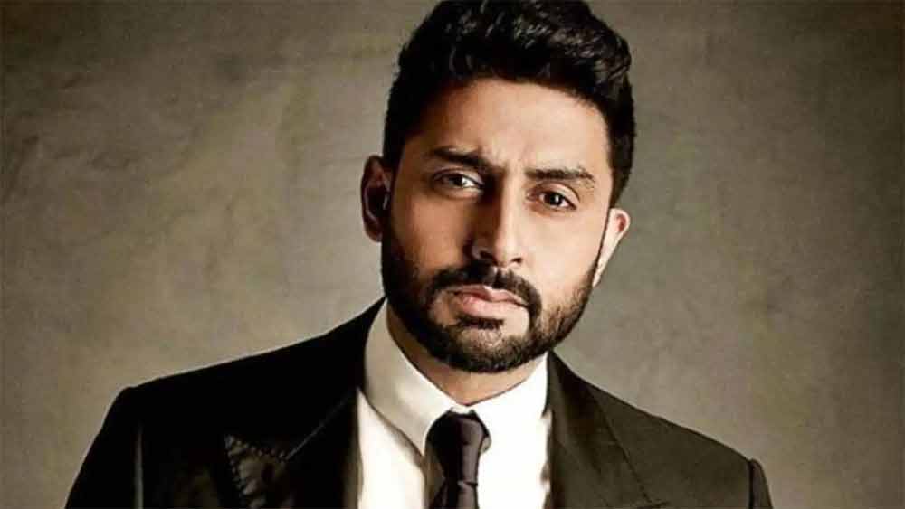 কী ‘দোষ’ করেছেন অভিষেক? তাঁর মতে, মালয়ালম ইন্ডাস্ট্রি আরও একটি আসাধারণ ছবি উপহার দিয়েছে। সঙ্গে সঙ্গে তা রি-টুইট করে কমলের খোঁচা, ‘আপনার মতো বলিউডের লোকজন কখনও অসাধারণ ছবি তৈরি করুন না!’ এ বার চুপ থাকেননি অভিষেক। পাল্টা হিসাবে তাঁর টুইট, ‘চেষ্টা করব। আপনি একটা (ছবি) তৈরি করেছিলেন না... দেশদ্রোহী!’ 