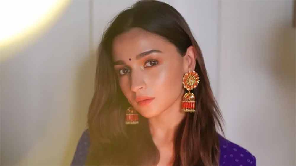 ‘গঙ্গুবাঈ কাথিয়াওয়াড়ি’-র প্রোমোশনের সময়কার একটি ভিডিয়ো ভাইরাল হয়েছে। ওই ভিডিয়োর সত্যতা আনন্দবাজার অনলাইন যাচাই করেনি। তবে ভিডিয়োতে দেখা গিয়েছে, লিফ্টে করে ওই ছবির প্রোমোশনে আসছেন আলিয়া। মাথা নাড়তে নাড়তে কোনও একটি গান গুনগুন করছেন। মাঝে মাঝে বলে উঠছেন, ‘ওহ্‌ ইয়া!’ অনেকের দাবি, আলিয়া তো জানতেন যে তিনি ক্যামেরার নজরে রয়েছেন। ইচ্ছে করে এমন ভাবভঙ্গি করেছেন তিনি।