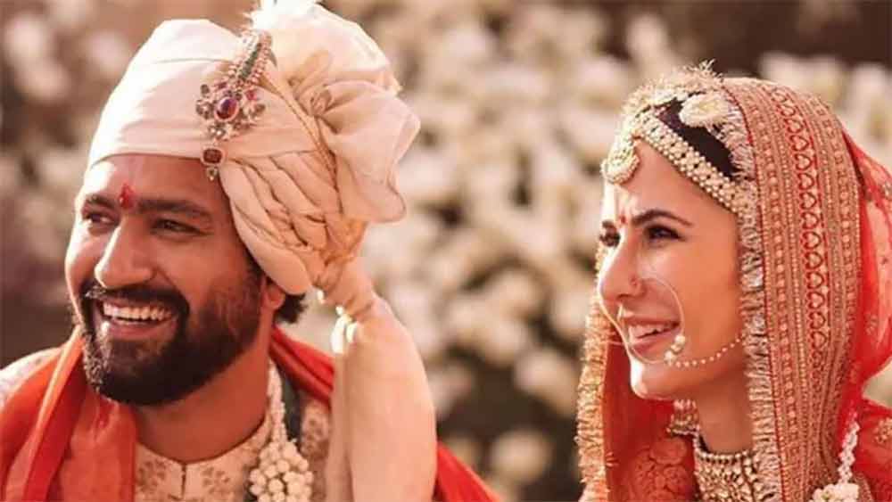 সম্প্রতি ক্যাটরিনা কইফের সঙ্গে গাঁটছড়া বেঁধেছেন ভিকি কৌশল। তবে এই সুখের সময়েও তাঁকে নিশানা করেছেন অনেকে। বছর দুয়েক আগে একটি ছবির শ্যুটিংয়ের সময় ভিকি বলেছিলেন, ‘‘প্রাসাদের মতো হোটেল দেখলেই আমি সত্যিই ভয় পেয়ে যাই। যে সমস্ত হেরিটেজ হোটেল বা প্রাসাদের ইতিহাস রয়েছে, সেগুলি দেখে তো সিঁটিয়ে থাকি।’’