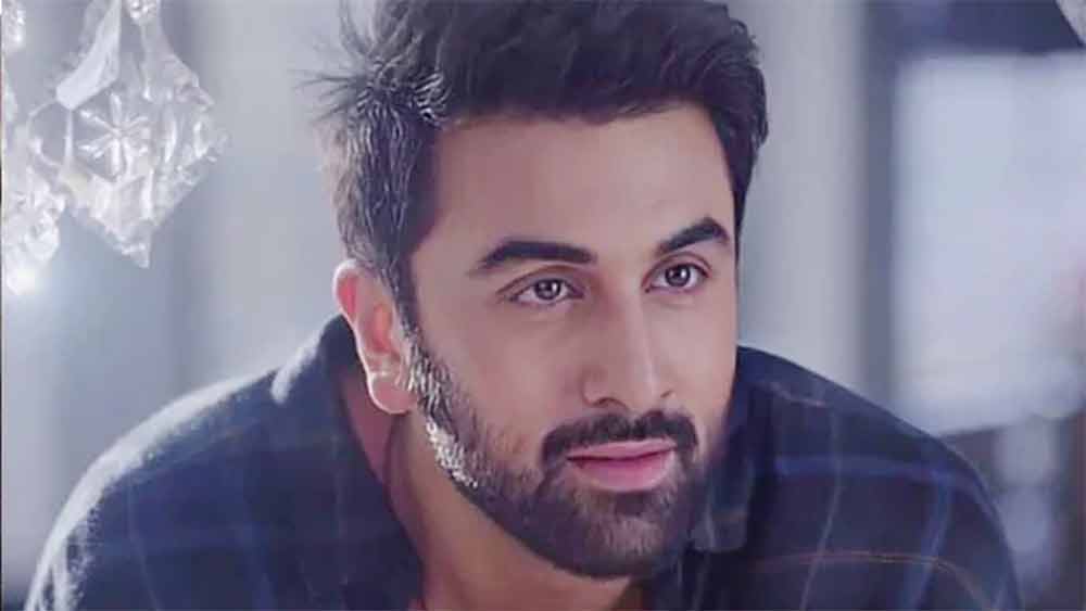 রণবীর কপূরের উপর নাকি বেশ চটে গিয়েছিলেন তাঁর এক ভক্ত। এক বার রণবীরের মতোই ‘আওয়ারা’ লেখা ট্যাটু করিয়েছিলেন তিনি। তা দেখাতে রণবীরের কাছে ছুটেও গিয়েছিলেন। তবে তা দেখে নাকি রণবীর বলে উঠেছিলেন, ‘এ তো একেবারে সেঁটে রয়েছে!’ ওই ভক্তের দাবি, রণবীরের দেখাদেখি ওই ট্যাটু করালেও তা আসল নয়। এমনই বলতে চেয়েছেন রণবীর।