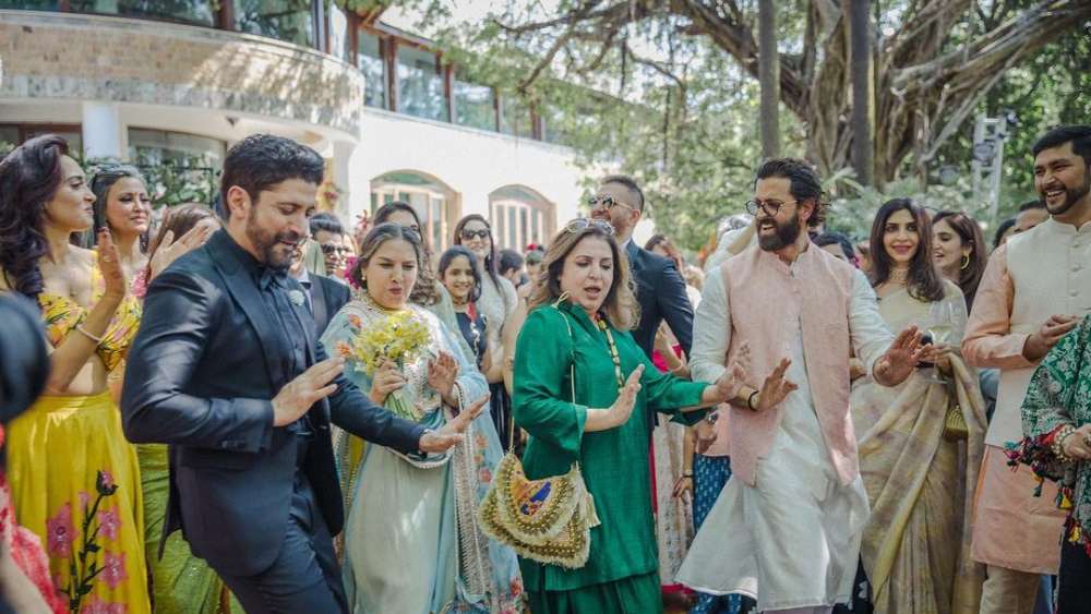 বুধবার নবদম্পতি তাঁদের জীবনের গুরুত্বপূর্ণ দিনের বিভিন্ন আনন্দ-মুহূর্তের ছবি পোস্ট করেন ইনস্টাগ্রামে। কোনও তারকা নাচে মেতে উঠেছেন, কেউ বা আড্ডায় ব্যস্ত। কেউ কেউ অপলক দেখেছেন নতুন জুটিকে। নাচে-গানে বাদ নেই হৃতিক রোশন, ফারহা খান, শাবানা আজমি। সঙ্গ নিয়েছেন বর ফারহানও।