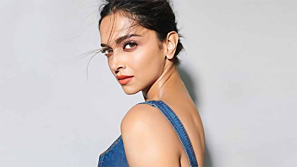 অনেকের মতে, ‘গেহরাইয়াঁ’ তো একেবারেই চলেনি। তা হলে ওই ছবিকে সফল বলে উদ্‌যাপন করছেন কেন? সম্প্রতি দীপিকার দিকে এ ধরনের প্রশ্নই ছুড়ে দিয়েছেন অনেকে। এ নিয়ে একের পর এক কটাক্ষও ধেয়ে এসেছে দীপিকার দিকে। 