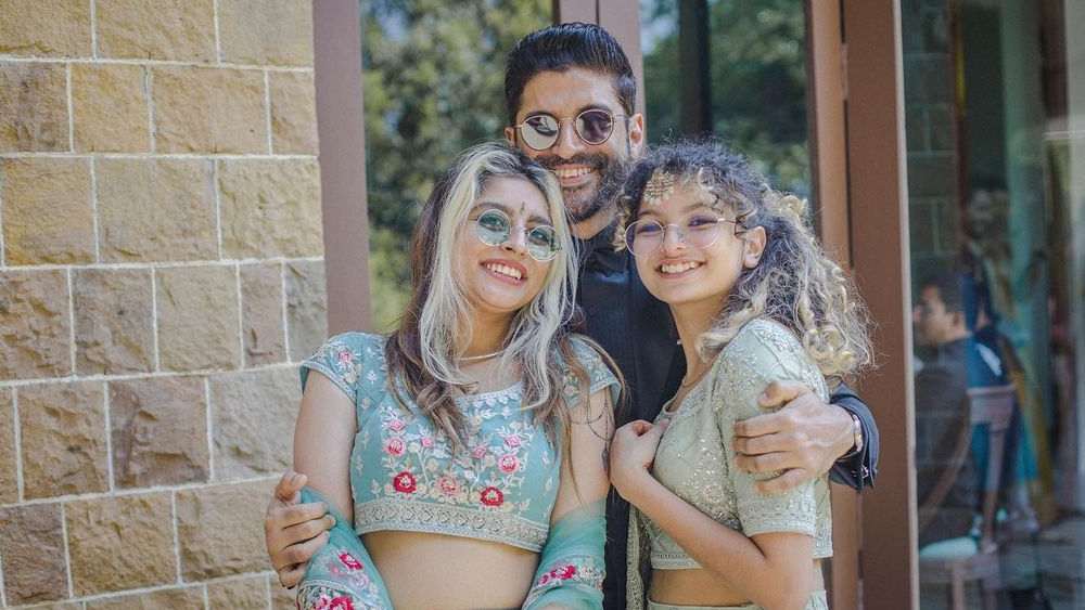 ফারহানের প্রাক্তন স্ত্রী অধুনা ভবানী বিয়েতে উপস্থিত না থাকলেও দুই কন্যা শাকিয়া এবং আকিরাকে বাবার দ্বিতীয় বিয়েতে আনন্দ করতে বাধা দেননি। তা স্পষ্ট ছবিতে। ফারহানের সঙ্গে তাঁর দুই মেয়ে হাসিমুখে ছবি তুলেছেন।