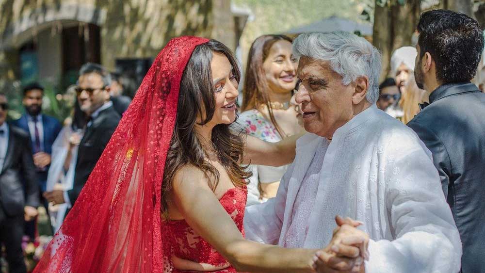 শ্বশুরমশাই জাভেদের সঙ্গে নতুন বৌমা শিবানীর নাচ দেখে উৎফুল্ল অতিথিরা। লাল গাউনে শিবানী আর সাদা কুর্তা-পাজামায় জাভেদ ঝলমলে। জানা গিয়েছে, ছেলের বিয়েতে কবিতা পাঠ করেছেন বর্ষীয়ান গীতিকার-কবি।