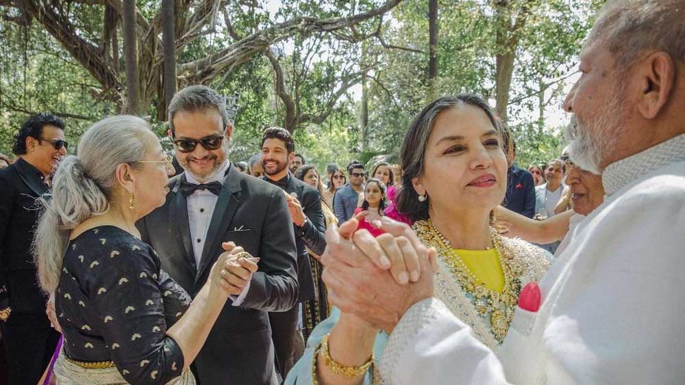 অন্য দিকে ফারহানের শ্বশুর এবং সৎ মা শাবানা আজমিরও হাতে হাত। মাতলেন পশ্চিমি নাচে। শুধু তা-ই নয়, ফারহানের মা হানি ইরানিও জমিয়ে নাচ করলেন বিয়েতে উপস্থিত অতিথির সঙ্গে।