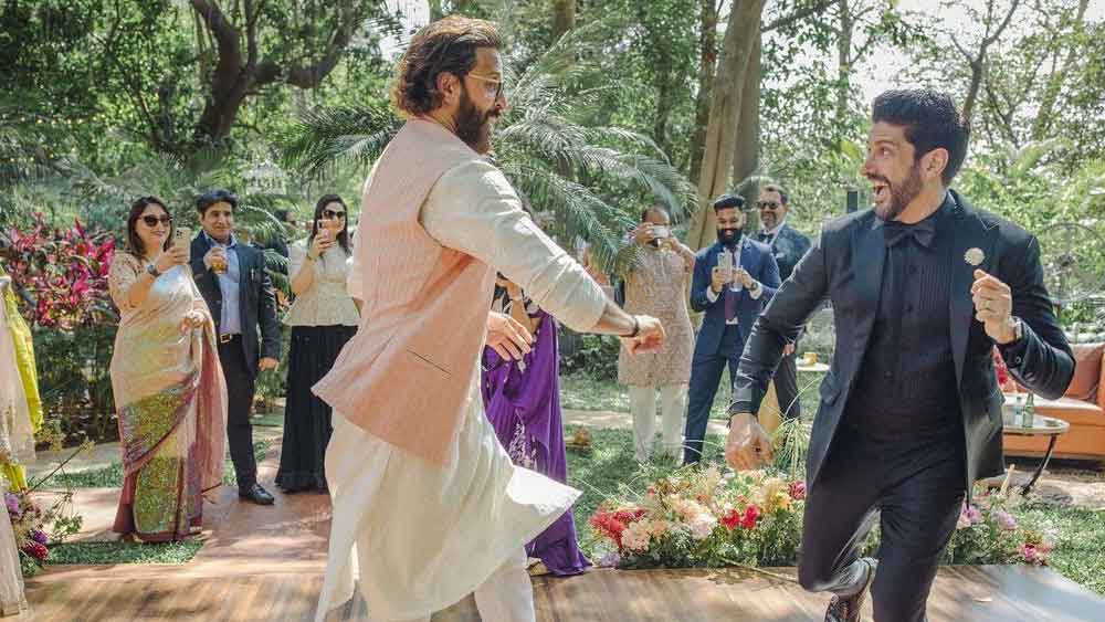 ফারহানের বন্ধু এবং বলি তারকা হৃতিক দর্শকদের স্মৃতি উসকে ‘জিন্দেগি না মিলেগি দোবারা’ ছবির হিট গান ‘সেনোরিটা’ গানে নাচ করলেন ফারহানের সঙ্গে।