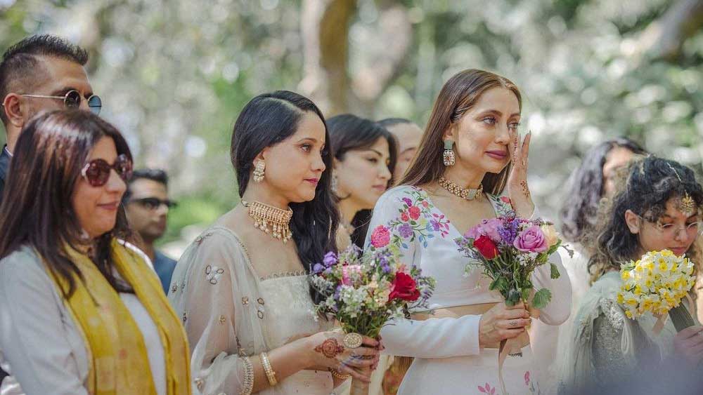 শিবানীর বিয়েতে তাঁর দিদি অপেক্ষা ডান্ডেকর এবং বোন অনুষা ডান্ডেকর সমস্ত দায়িত্ব পালন করেছেন। আদরের বোনের বিয়ের শেষ মুহূর্ত চোখের জল ধরে রাখতে পারেননি ফারহানের দুই শালীই।