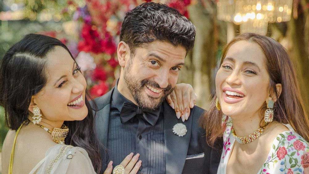 কিন্তু একইসঙ্গে শিবানীর জীবনের নতুন অধ্যায় নিয়ে খুবই খুশি দুই বোন। নতুন জামাইবাবুর সঙ্গে তোলা ছবিতেই সে কথা স্পষ্ট। ‘আধি ঘরওয়ালি’দের সঙ্গে ছবি তুলতে গিয়ে এক গাল হাসি ফারহানেরও।