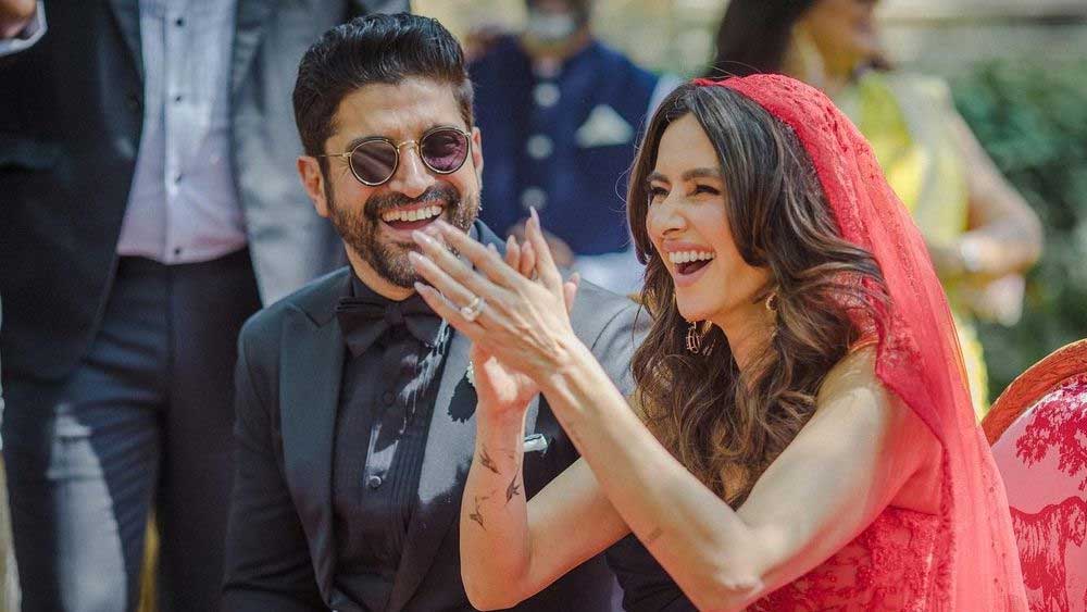 গত চার বছর ধরেই সম্পর্কে রয়েছেন অভিনেতা-পরিচালক ফারহান এবং গায়িকা শিবানী। একসঙ্গেই থাকছিলেন দু’জনে। সঙ্গে থাকছিল দু’জনের পোষ্যরাও। এ বার খাতায়-কলমে দম্পতি হলেন তাঁরা।