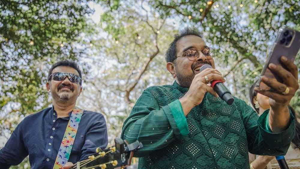 কেবল অভিনেতা বা পরিচালক তো নন ফারহান। সঙ্গীতশিল্পীও বটে। যাঁকে বিয়ে করলেন, তিনিও প্রতিষ্ঠিত গায়িকা। তাই তাঁদের বিয়েতে গান যে বিশেষ ভূমিকা নেবে, তা বলাই বাহুল্য। শঙ্কর মহাদেবন এবং এহ্‌সান নুরানী তাঁদের সুরে আরও মধুর করে তুললেন তারকা-জুটির বিশেষ দিন।