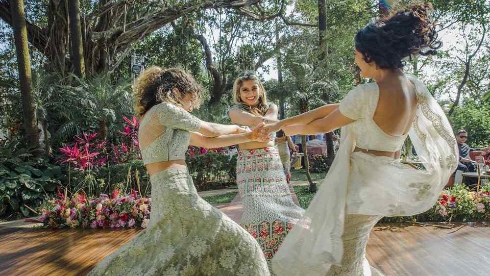 কেবল ছবি তোলার সময়ে নয়, কোনও অস্বস্তি ছাড়াই নেচে গেয়ে হুল্লোড়ে মাতলেন ফারহান-কন্যারা। গানের তালে হাত ধরে ঘুরলেন মনের আনন্দে। তার প্রমাণ সকলের সামনেই।