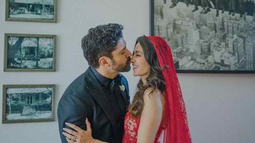 খাতায় কলমে দম্পতি হতেই গর্বিত কনে শিবানী নিজের ইনস্টাগ্রাম প্রোফাইলের নাম বদলে ‘শিবানী দান্ডেকর-আখতার’ করলেন। যা আগে ছিল ‘শিবানী ডান্ডেকর’।