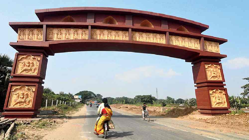 শহরে ঢোকার পথে। কৃষ্ণবাঁধের কাছে।