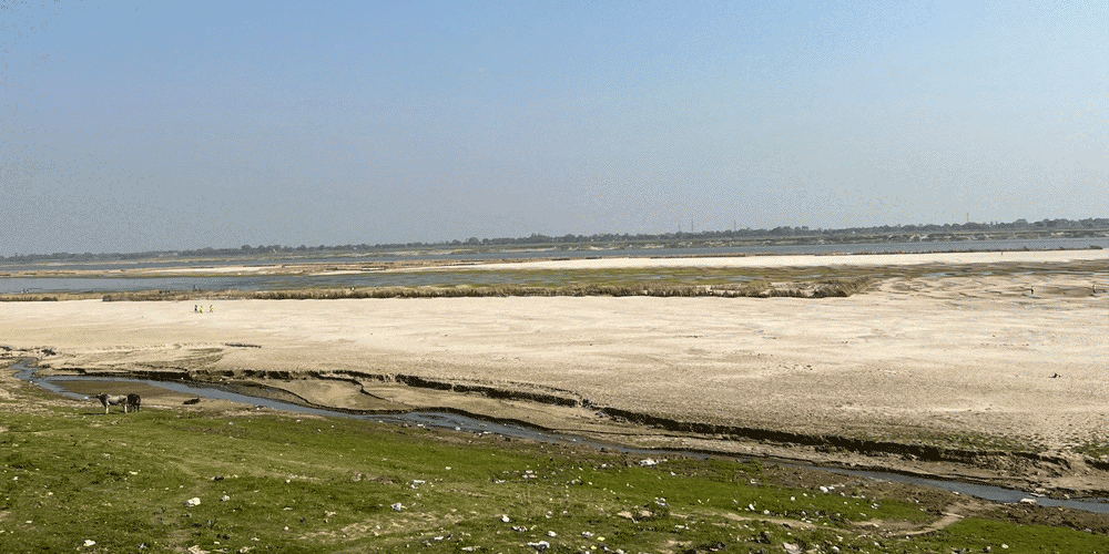 গাজিপুরের গঙ্গাতট এখন। স্রোতস্বিনী কি মুছে দিতে পেরেছে একের পর এক পচা শবের সেই ভয়ানক দৃশ্য আর দুর্গন্ধ! 