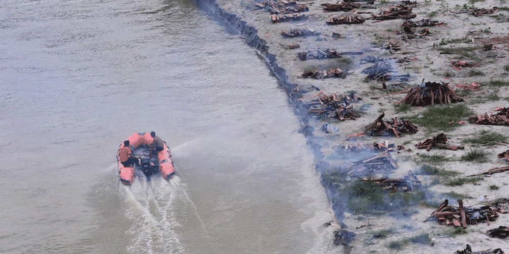 ভেসে আসার লাশ গণচিতায়। ইলাহাবাদে (অধুনা প্রয়াগরাজ) ২৫ জুন, ২০২১-এর দৃশ্য। 