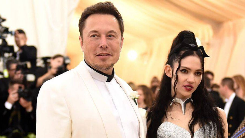 ইলনের সঙ্গে তাঁর স্ত্রী, কানাডিয়ান গায়কা গ্রিমসের বিবাহবিচ্ছেদ হয় ২০২১ সালের সেপ্টেম্বরে। বিয়ে টিকেছিল তিন বছর। ৫০ বছর বয়সী মাস্ক তারপর থেকে কারও সঙ্গে ডেট করছেন বলে শোনা যায়নি। 