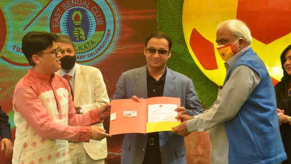 সায়েম সোবহান আনভীরকে আজীবন সদস্যপদ দিচ্ছেন ইস্টবেঙ্গল সচিব কল্যাণ মজুমদার। রয়েছেন রূপক সাহা, শান্তিরঞ্জন দাশগুপ্ত।