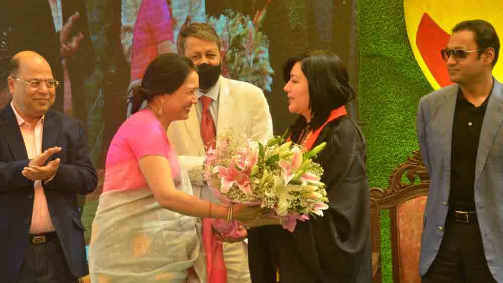 সাবরিনা সোবহানকে সংবর্ধিত করা হচ্ছে। রয়েছেন সুব্রত দত্ত, শান্তিরঞ্জন দাশগুপ্ত, সায়েম সোবহান আনভীর।