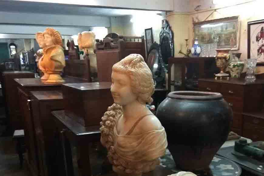 বুঝেশুনে কেনাকাটা করতে পারলে কলকাতা শহরের ইতিহাসের এক টুকরো নিজের অন্দরমহলেও সাজিয়ে রাখতে পারেন আপনি। 