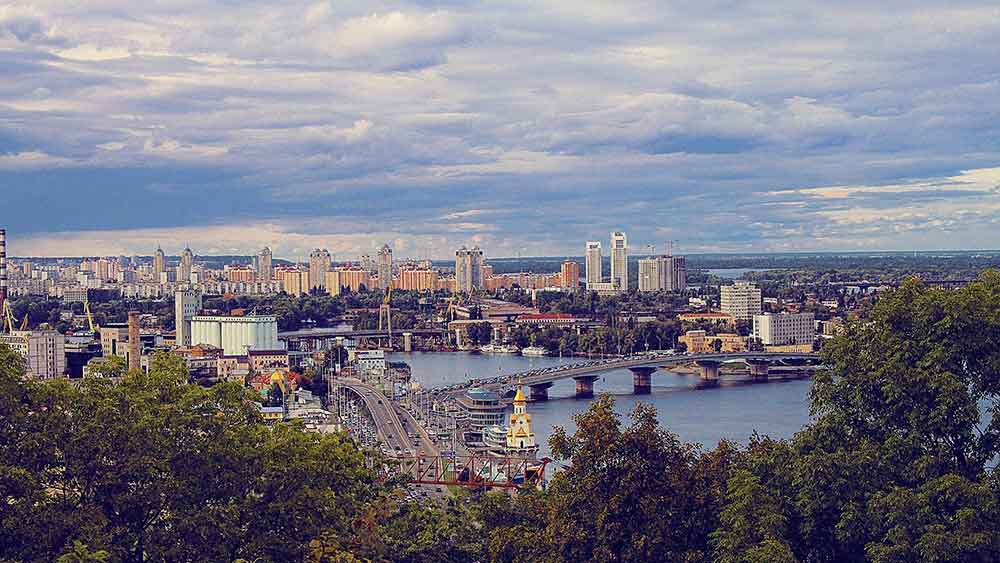 রাশিয়া এশিয়া এবং ইউরোপ মিলিয়ে। তাই আক্রমণকারী পুতিনের দেশকে বাদ দিলে শুধু ইউরোপের মধ্যে থাকা দেশের মধ্যে এলাকার হিসেবে সবচেয়ে বড় ইউক্রেন। মোটা আয়তন ৬০৩.৬২৮ বর্গ কিলোমিটার।