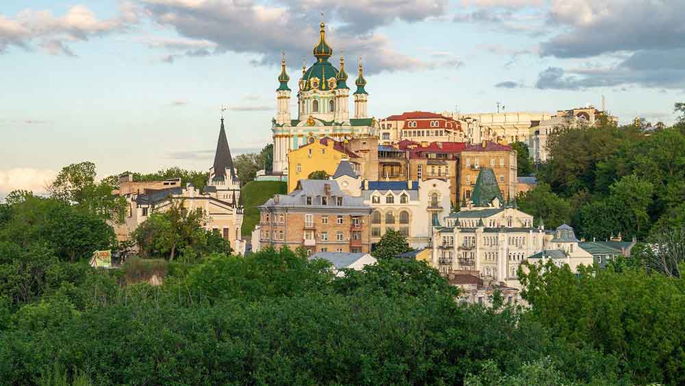 ইউরোপ যাদের কাছে ভ্রমণের গন্তব্য তাদের কাছে অন্যতম আকর্ষণ ইউক্রেন। শুধু সৌন্দর্যের জন্য নয়, এই দেশে খাবার থেকে গাড়ি ভাড়া ইউরোপের অন্যান্য দেশের তুলনায় অনেকটাই সস্তা।