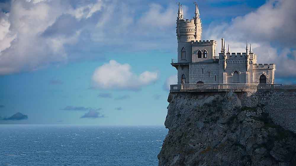 ইউক্রেনে গুরুত্বপূর্ণ স্মারকের সংখ্যা অনেক। ইউনেস্কো স্বীকৃত হেরিটজ সাইটের সংখ্যা ছয়। দেশের প্রাচীন সংস্কৃতি ও স্থাপত্যের নিদর্শন দেখা যায় ইউক্রেনের বিভিন্ন প্রান্তে। 