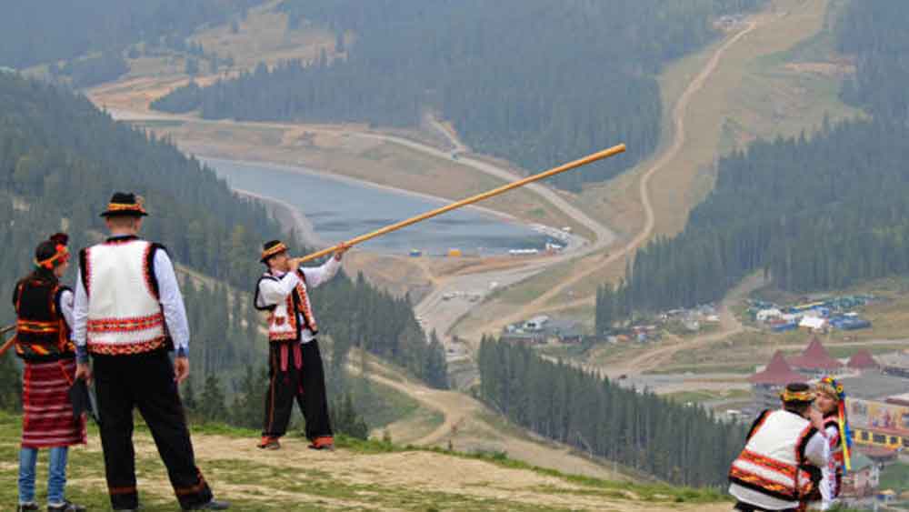 বিশ্বের সবচেয়ে লম্বা সঙ্গীত যন্ত্রের ব্যবহার হয় ইউক্রেনে। এর নাম ট্রেমবিটা। মৃত্যু, বিবাহ থেকে সামাজিক উৎসব সবেতেই ট্রেমবিটা ব্যবহারের রেওয়াজ রয়েছে ইউরোপের এই দেশে।