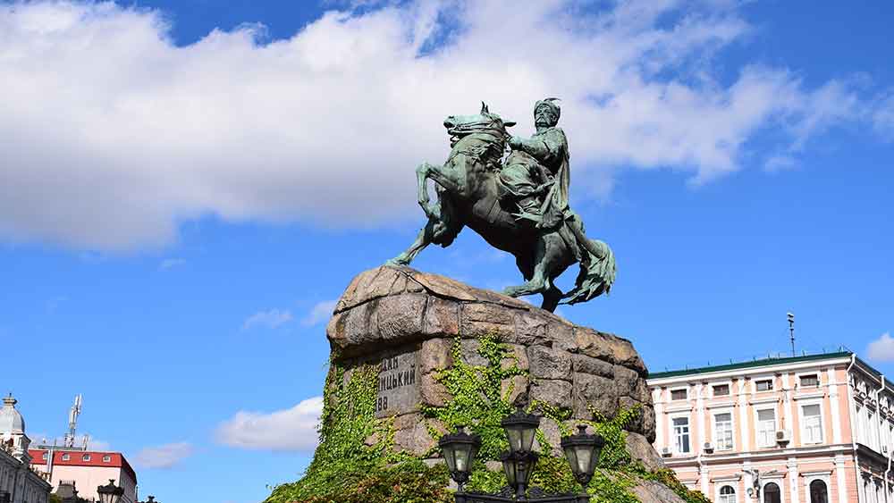 ইতিহাসের অনেক ওঠানামা চললেও স্বাধীন ইউক্রেনের জন্ম মাত্র তিন দশক আগে। সোভিয়েত ইউনিয়ন ভেঙে যাওয়ার পরে ১৯৯১ সালে স্বাধীনতা পায় ইউক্রেন।