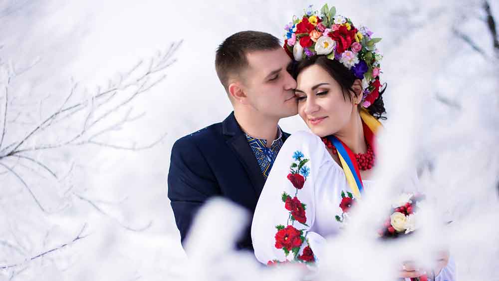 খাদ্যাভাস থেকে পোশাক সবেতেই বৈচিত্রে ভরা ইউক্রেন। এখানকার পুরুষেরা বিয়ের সময়ে কনের বাঁ হাতের আঙুল নয়, ডান হাতে আংটি পরান।