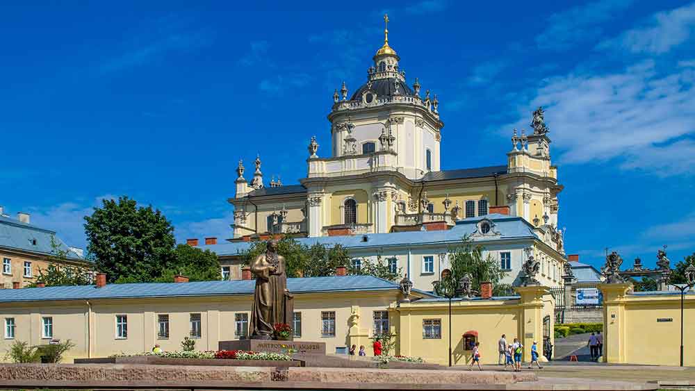 শিক্ষা থেকে সংস্কৃতি কিংবা ক্রীড়ার ক্ষেত্রেও অনেক অবদান রয়েছে ইউক্রেনের। এখানেই বিশ্বখ্যাত গান ‘ও সোলে মিও’ জন্ম নেয়।