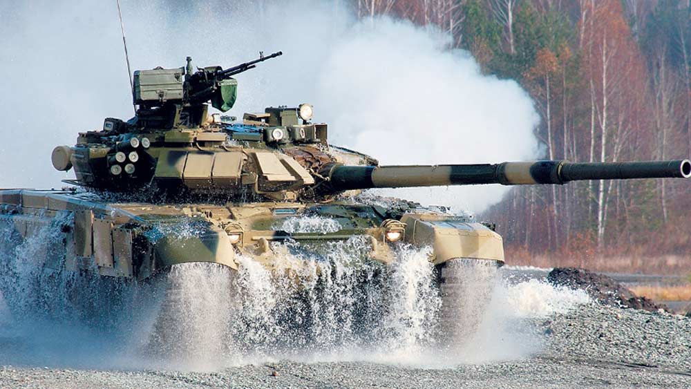 এই ট্যাঙ্কের মধ্যে থাকা ইনফ্রারেড সংকেতগুলি বিপদকে আগে থেকেই মেপে নিতে পারে। বিপদের সংকেত পাওয়ার পরই এই ট্যাঙ্ক নিজেদের ধোঁয়ার চাদরে ঢেকে ফেলে, যাতে শত্রু অস্ত্র তাদের পদক্ষেপ সম্পর্কে ওয়াকিবহাল না থাকতে পারে। এ ছাড়াও আধুনিক সমস্ত অস্ত্রের দ্বারাই সজ্জিত থাকে এই টি-৯০ ট্যাঙ্কগুলি। 