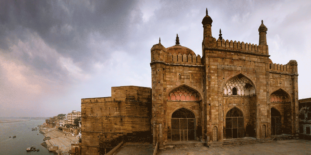 ধরহরা মসজিদ। নানা বিপরীতবর্ণিত কাহিনি নিয়ে এই ইতিহাস দাঁড়িয়ে আছে বারাণসীর ঘাটে। 