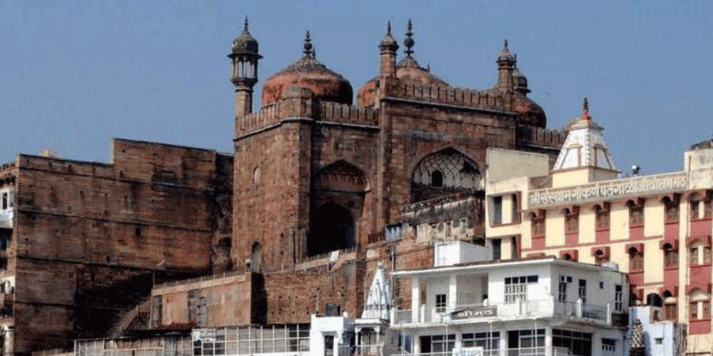 কতকাল ধরে পাশাপাশি দাঁড়িয়ে ধরহরা মসজিদ এবং বিষ্ণুমন্দির। পঞ্চগঙ্গার ঘাটে মসজিদের সিঁড়িতে বসে বারাণসীমাহাত্ম্যকথা বলেন হিন্দু সাধুরা। 