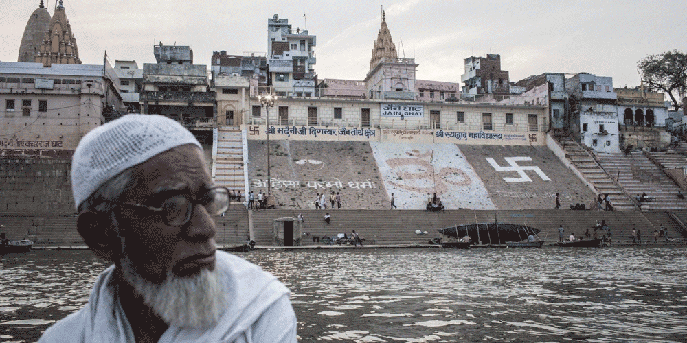 কাশী তথা বারাণসীর জৈন ঘাট। সুপ্রাচীন এই শহরে যদি ৩,৩০০টি হিন্দু ধর্মস্থান থেকে থাকে, তা হলে মুসলিম ধর্মাবলম্বীদেরও ১,৩৮৮টি পবিত্র স্থান রয়েছে। যেমন রয়েছে ১২টি গির্জা, ৯টি বৌদ্ধমন্দির, ৩টি জৈনমন্দির এবং ৩টি গুরুদ্বার।