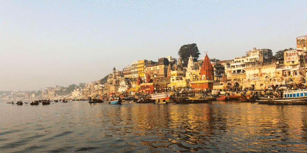 এ শহরের বিভিন্ন মহল্লা থেকে ভেসে আসে লাউডস্পিকারে আজানের সুর। আবার তার কয়েক ক্রোশ দূরত্বে কাশী বিশ্বনাথের মন্দির বা দশাশ্বমেধ ঘাটের এলইডি স্ক্রিনে দিনভর চলতে থাকে ‘ওম নমঃ শিবায়’ মন্ত্রোচ্চারণ। 