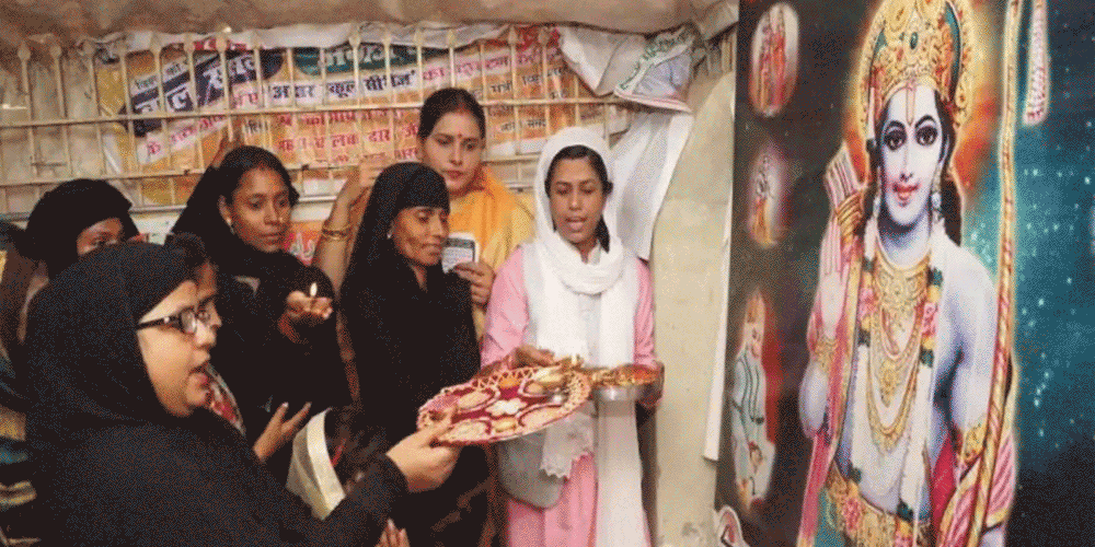 সকল হংস মেঁ রাম বিরাজে... কবীরের সেই রাম এখনও হারিয়ে যায়নি তাঁর জন্মস্থান বারাণসী থেকে। প্রাতিষ্ঠানিক ধর্মের বেড়া ভেঙে তাই বিভা, মৃদুলা, পুনমদের সঙ্গে রামের বন্দনা করেন নাজনিন, রুবিনা, তসলিমারা।