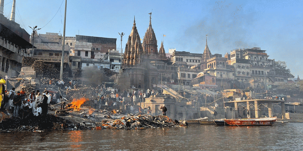 মণিকর্নিকা ঘাট শ্মশান। এর অদূরেই বেনিয়া পার্কে আছে মুসলিমদের গোরস্থান। 