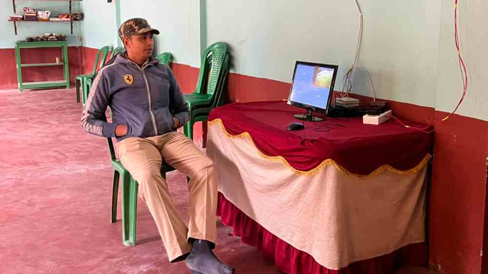 সমাধিক্ষেত্রের লাগোয়া দালানে একটি টেবিলে বসানো হয়েছে কম্পিউটার। 