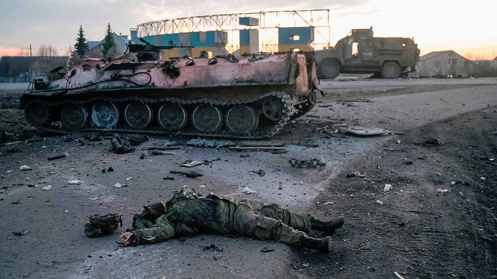 তবে পুতিন সামরিক অভিযানের কথা বললেও ইউক্রেনের তিন দিক থেকে রুশ সেনাবাহিনীর হামলা শুরু করেছে। বিচ্ছিন্নতাবাদীদের দখলে থাকা ইউক্রেনের পূর্বাঞ্চল ডনবাস, দক্ষিণের ক্রাইমিয়া, বন্দর-শহর ওডেসা ছাড়াও বেলারুশ সংলগ্ন উত্তর ইউক্রেন— এই ত্রিমুখী আক্রমণের প্রভাব পড়েছে ভারতের বাজারেও।