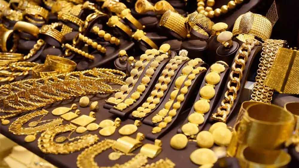 রুশ-ইউক্রেন সংঘাতের জেরে বৃহস্পতিবারই সোনার দাম চড়চড়িয়ে বেড়েছে। বৃহস্পতিবার এ দেশের বাজারে হলমার্কযুক্ত ২২ ক্যারাটের ১০ গ্রাম সোনার দাম ছুঁয়েছে ৫০ হাজার ৩০০ টাকা। ওই একই পরিমাণ ২৪ ক্যারাটের পাকা সোনার দাম হয়েছে ৫২ হাজার ২৫০ টাকা। গহনার সোনার দামও ঊর্ধ্বমুখী হয়ে পৌঁছেছে (২২ ক্যারাট) ৪৯ হাজার ৫৫০ টাকা। গয়নাশিল্পের সঙ্গে যুক্তদের মতে, রুশ-ইউক্রেন সংঘাতে সোনার দাম আরও বাড়তে পারে।