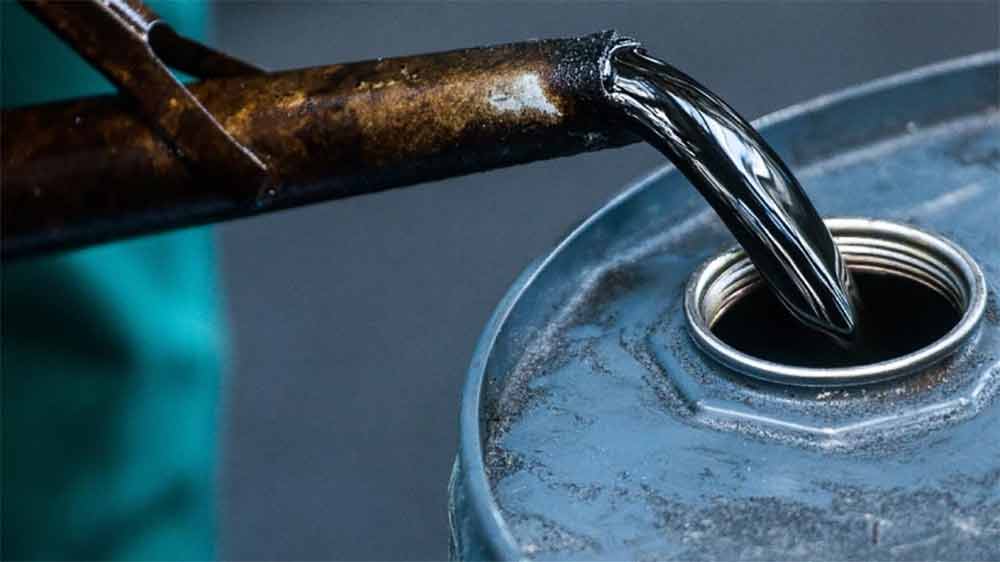 সুদূর ইউক্রেনে যুদ্ধের আঁচে বিশ্ববাজারের পাশাপাশি প্রভাবিত হতে পারে দেশীয় অর্থনীতিও। এ দেশের মধ্যবিত্তের হেঁশেলেও তার প্রভাব পড়বে। বিশ্ববাজারে অপরিশোধিত তেলের দাম ব্যারেল প্রতি ১০৫ ডলার ছুঁয়ে ফেলেছে। যা গত আট বছরে সর্বোচ্চ। বিশ্ববাজারে অপরিশোধিত তেলের বৃহত্তম উৎপাদনকারী হল রাশিয়া। তবে যুদ্ধের মধ্যে সেই জোগানে টান পড়তে পারে বলে আশঙ্কা করছেন বিশেষজ্ঞরা। এতে বিশ্বের জিডিপি-তেও প্রভাব পড়বে।