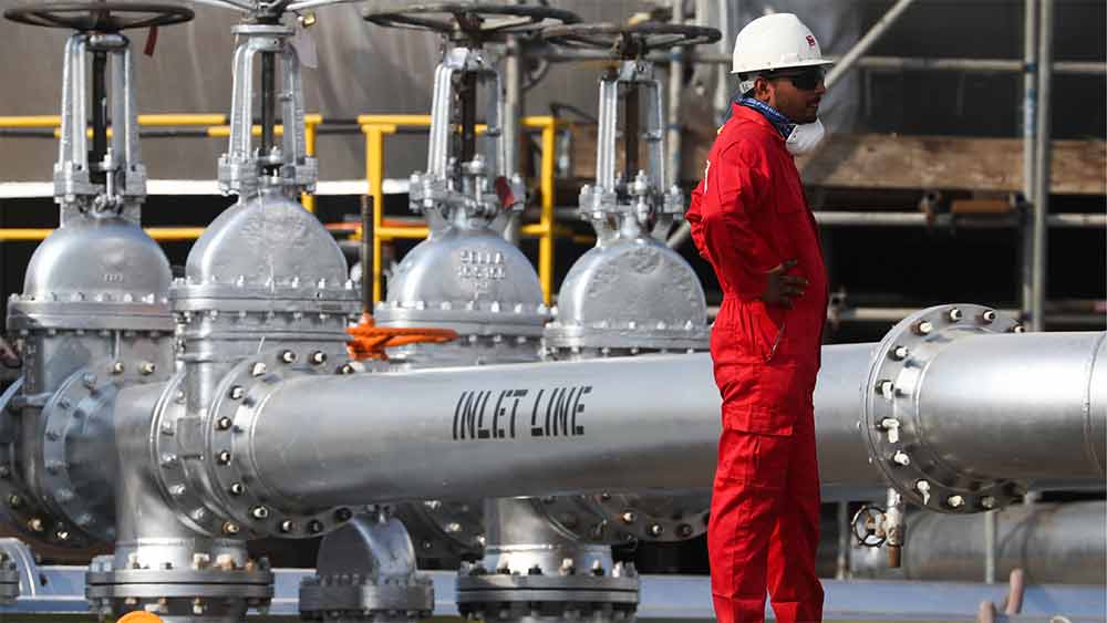 বিশ্ববাজারে অপরিশোধিত তেলের দাম বাড়লে তাতে পাইকারি বাজারেও প্রভাব পড়বে। কী ভাবে? অর্থনীতিবিদেরা জানিয়েছেন, পাইকারি বাজারে ৯ শতাংশের বেশি দ্রব্যের সঙ্গে অপরিশোধিত তেলজাত পণ্যের সরাসরি যোগ রয়েছে। ফলে ওই দ্রব্যগুলির দাম বাড়বে।