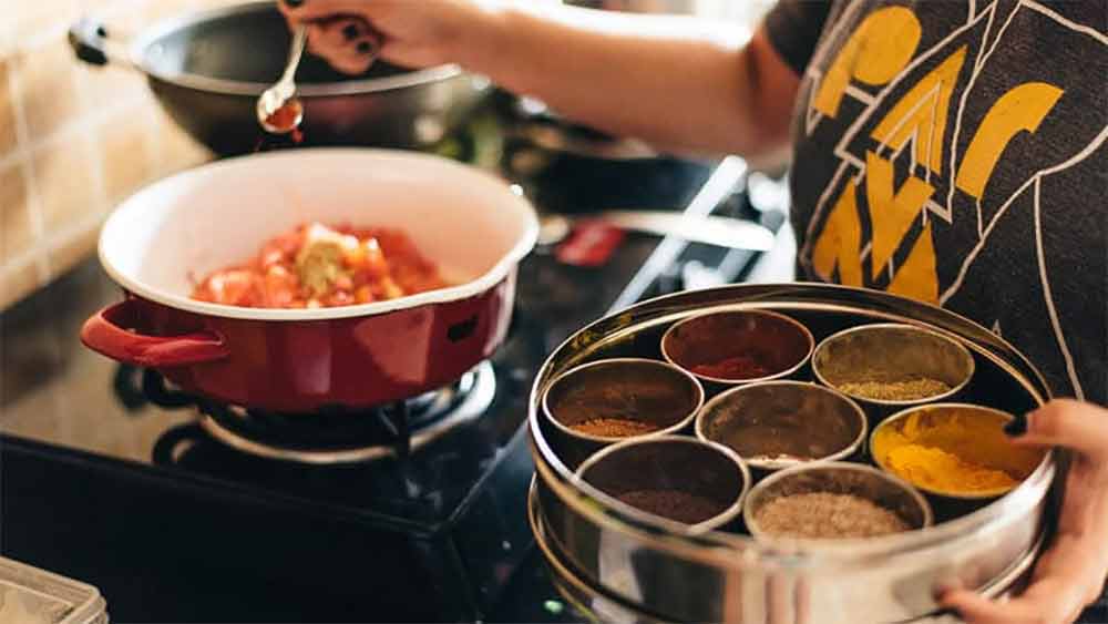 মধ্যবিত্তের হেঁশেলে কী ভাবে টান পড়তে পারে? বিশ্ববাজারে অপরিশোধিত তেলের দাম বেড়ে যাওয়ার ফলে রান্নার গ্যাসের দাম বাড়তে পারে। যদিও এ দেশে উত্তরপ্রদেশ-সহ পাঁচ রাজ্যে ভোটের জন্য কেন্দ্রীয় সরকার রান্নার গ্যাস-সহ পেট্রোপণ্যের দামে রাশ টেনে রেখেছে। তবে ৭ মার্চ উত্তরপ্রদেশে ভোটের পর যে ওই সব সামগ্রীও মহার্ঘ হতে চলেছে। তেমনটাই মনে করছে ওয়াকিবহাল মহল। 