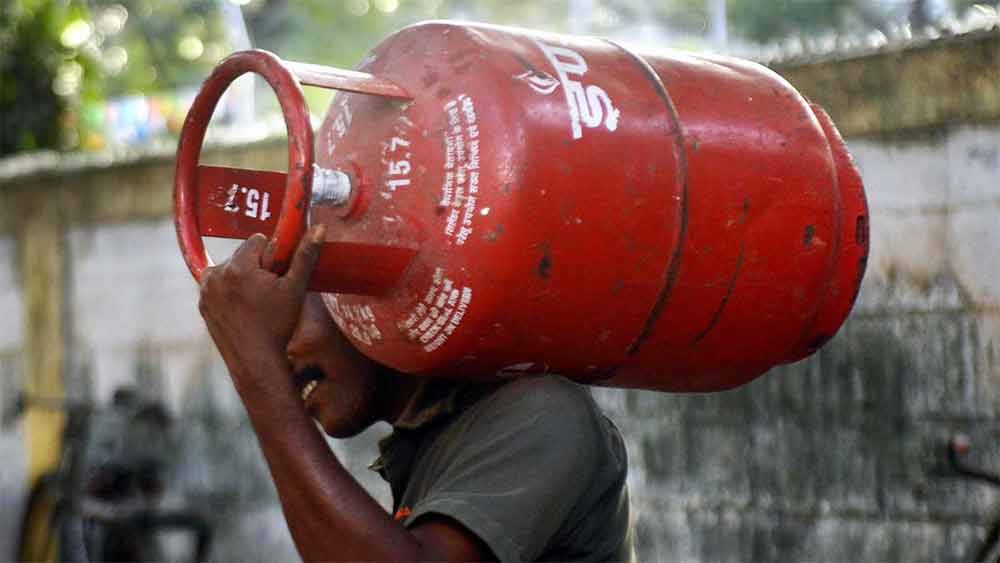 রান্নার গ্যাস (এলপিজি)-এর পাশাপাশি সিএনজি, পিএনজি-র মতো প্রাকৃতিক গ্যাসের দামও ঊর্ধ্বমুখী হতে পারে। এর জেরে বিদ্যুতের দামও বাড়তে পারে।