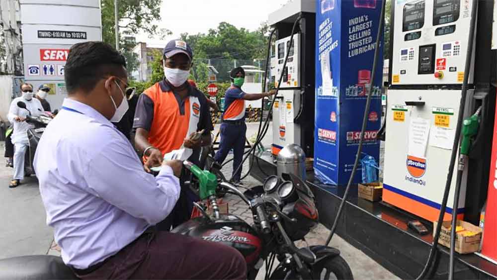 বস্তুত, দেশের মোট আমদানিকৃত পণ্যের মধ্যে ২৫ শতাংশই হল তেল। এই পণ্যের ৮০ শতাংশই বিদেশ থেকে আমদানি করতে হয় কেন্দ্রীয় সরকারকে। তেলের দাম বাড়লে দেশের মূলধনী ঘাটতিতেও প্রভাব পড়বে বলে দাবি অর্থনীতিবিদদের।