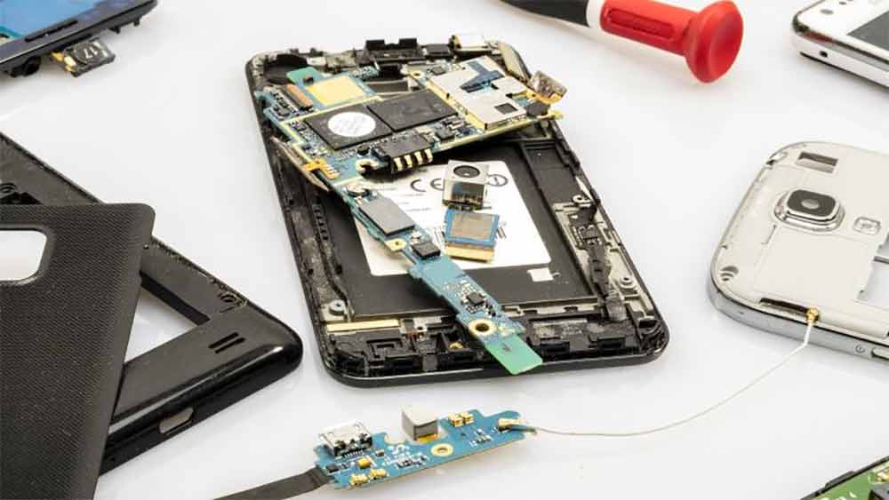 গমের পাশাপাশি প্যালাডিয়াম নামে এক ধাতব পদার্থ রফতানিতেও শীর্ষে রয়েছে রাশিয়া। মোবাইল ফোন-সহ অটোমোটিভ এগজস্ট সিস্টেমে এই ধাতু ব্যবহৃত হয়। তবে ইউক্রেনের বিরুদ্ধে যুদ্ধের জেরে রাশিয়ার উপর অর্থনৈতিক নিষেধাজ্ঞা চেপেছে। এই আবহে ওই ধাতুরও দাম বাড়তে পারে বলে মনে করা হচ্ছে। ফলে মোবাইল ফোনের দাম বাড়ার আশঙ্কা করছেন অনেকে।