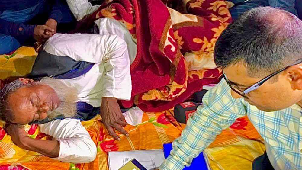 ‘আসামিদের শনাক্ত করবেন না?’  মুখ বুজে শুয়ে রইলেন আনিসের বাবা