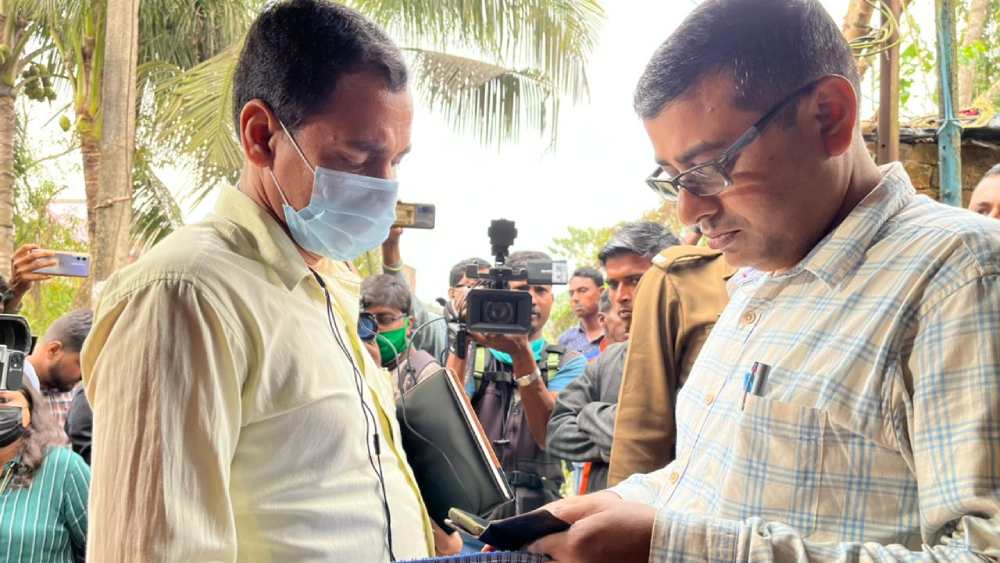 ঘরের বাইরে চলছে অপেক্ষা। দুই সিট সদস্যের। 